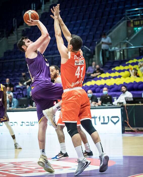 פניני עולה לזריקה מול דוברת // צילום: עודד קרני